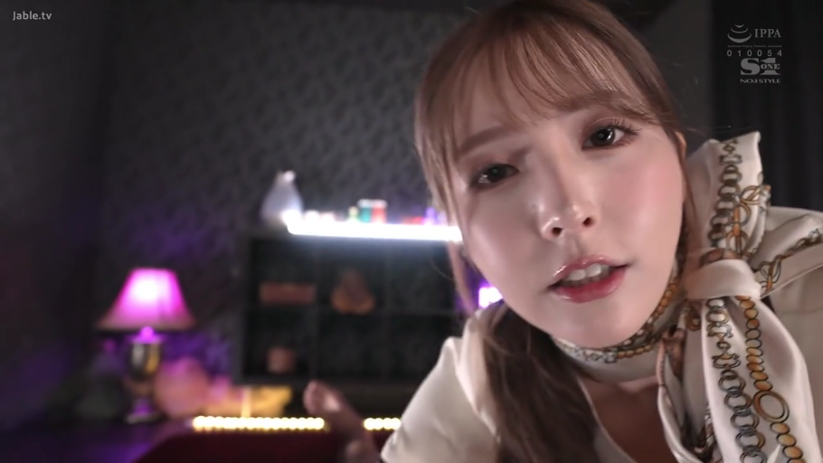 Bend over · Face · 专注 · Desk lamp · First-person perspective · 暗室 · White top · 言语