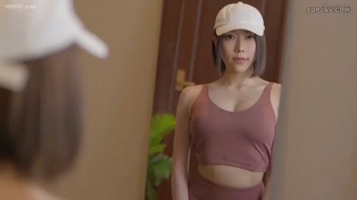 室内 · 站立 · 运动背心 · 半身像