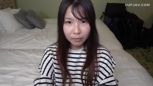 坐姿 · 卧室 · 行李箱 · 自然 · 凝视 · 条纹衫 · 正面