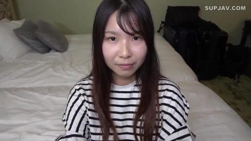 坐姿 · 卧室 · 床铺 · 微笑 · 注视 · 特写 · 条纹衫 · 日常