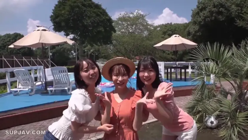 站姿 · 全景 · 多人 · 户外 · 休闲服 · 愉快 · 遮阳伞 · 招手