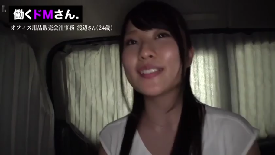 座り姿勢 · 会話 · 微笑 · 顔のクローズアップ · 白い上着 · 车内 · 窗帘 · 长发