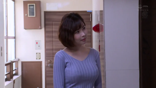 室内 · 脸部特写 · 愉悦 · 微笑 · 门框 · 针织衫 · 侧身站立 · 人像