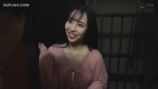 Indoor · 第一视角 · Stand · Half-body · Eye contact · Smile · 粉色针织衫