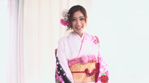 Standing Posture · Smile · Half-body close-up · 影棚 · 清纯风 · Static posed shot · 花朵发饰 · 粉色樱花和服