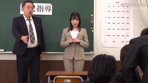 全身 · 教室 · 职业西装 · 站姿 · 黑板 · 局促 · 师生制服 · 教学对话