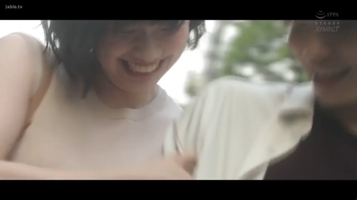 户外 · 中景特写 · 情侣 · 嬉闹 · 依偎 · 露齿笑 · 无袖背心