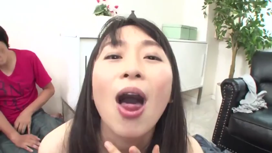 自慰 · 迷离 · 仰卧 · 靠垫 · 躯干特写 · 客厅沙发 · 粉色蕾丝内衣 · 半裸诱惑