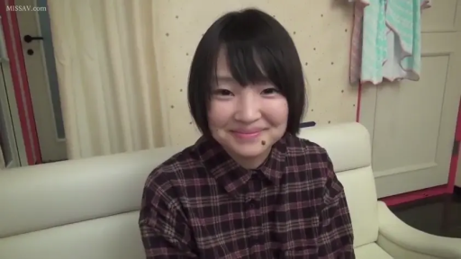 室内 · 坐姿 · 面部 · 微笑 · 注视 · 短发 · 格纹衬衫