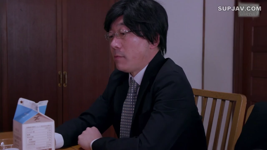 坐姿 · 严肃 · 沉思 · 眼镜 · 面部特写 · 餐厅 · 西装 · 牛奶盒