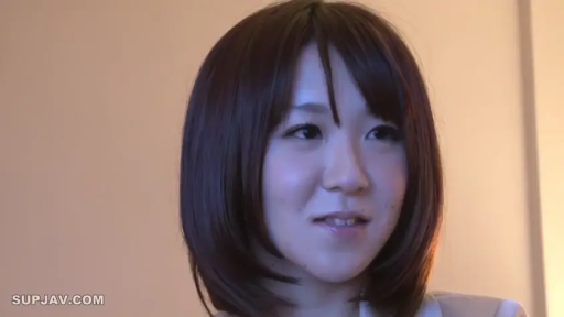 室內 · 微笑 · 面部特寫 · 白色上衣 · 谈话 · 清纯 · 正面