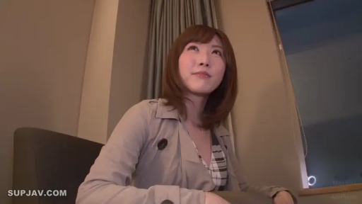 坐姿 · 面部特写 · 酒店 · 风衣