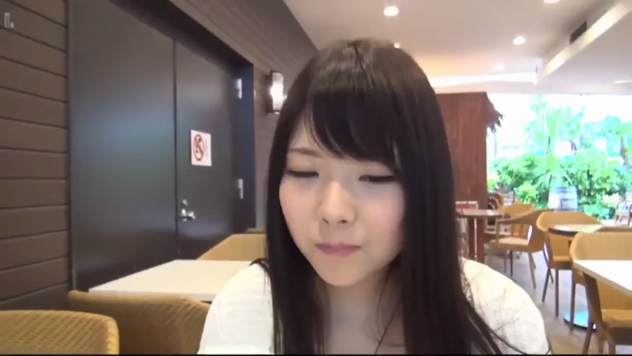 坐姿 · 面部 · 平静 · 白色上衣 · 餐厅 · 进食