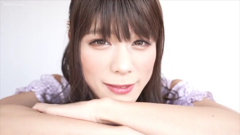 室内 · 脸部特写 · 微笑 · 凝视 · 长发 · 趴在桌上 · 紫色格子露肩上衣