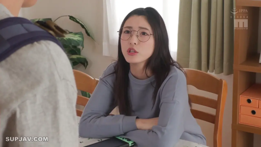 交谈 · 严肃 · 眼镜 · 半身特写 · 室内客厅 · 长袖卫衣 · 坐姿抱臂