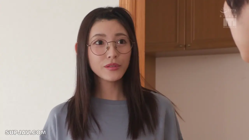 室内 · 眼镜 · 站姿 · 交流 · 长发 · 胸部以上 · 疑惑 · 灰色长袖T恤