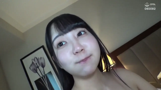 脸部特写 · 全裸 · 卧室 · 俯卧 · 第一人称视角 · 注视镜头 · 装饰画 · 抿嘴