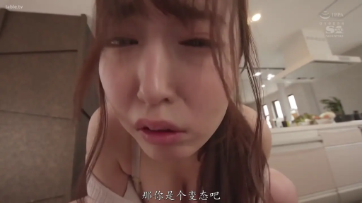 俯身 · 脸部特写 · 厨房 · 白色吊带