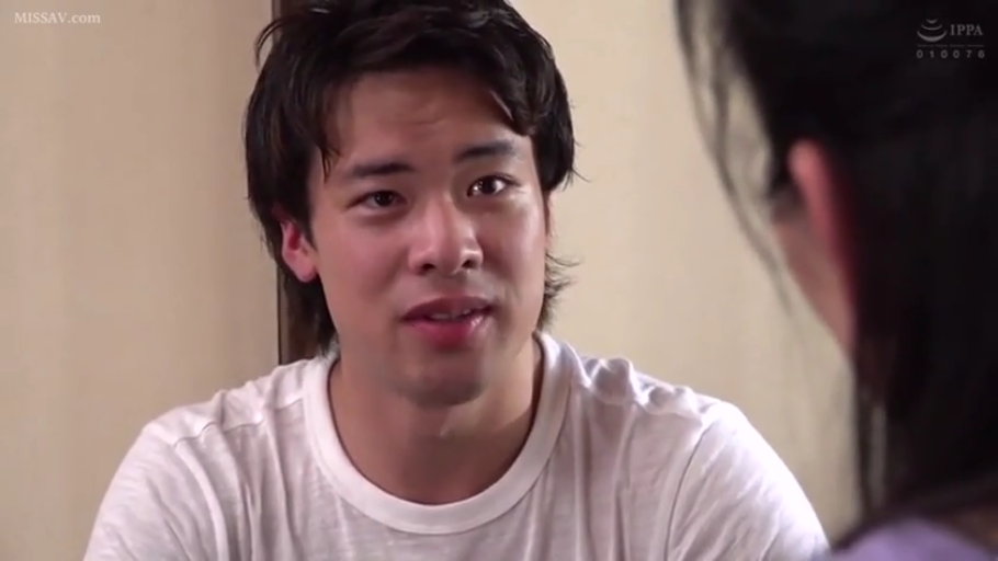 室内 · 交谈 · 面部特写 · 认真 · 白色T恤 · 对坐 · 亚洲男性