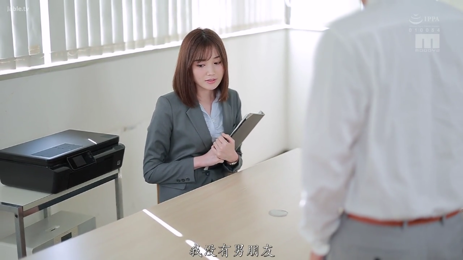 办公室 · 交谈中 · 中文字幕 · 文件夹 · 深灰色职业西装外套 · 女职员面部特写