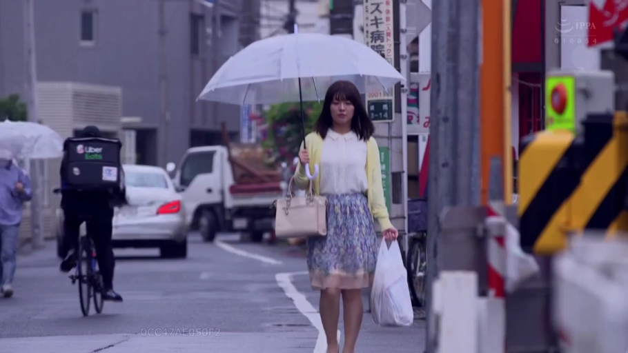 全身 · 针织开衫 · 透明伞 · 行走 · 無表情 · 户外街道 · 雨天 · 傘をさす