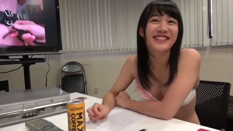 室内 · 坐姿 · 比基尼 · 中景 · 笑容 · 访谈 · 素人 · 电视