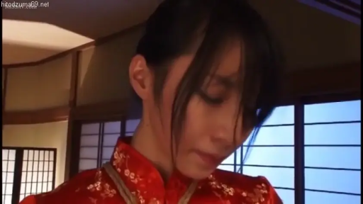 站立 · 和室 · 上半身特写 · 惊慌 · 挣扎 · 动态模糊 · 麻绳 · 红色旗袍