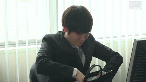 坐姿 · 办公室 · 中景 · 平静 · 电脑 · 西装 · 男性 · 翻找