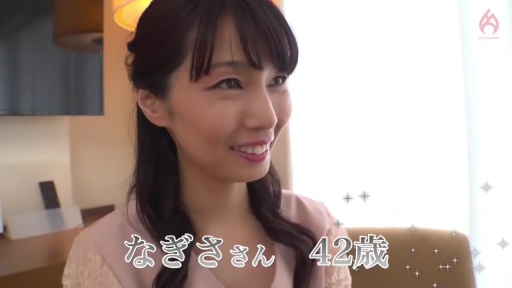 座り姿勢 · ホテルルーム · 顔のクローズアップ · インタビューを受けます · 亲切微笑 · ピンクのレースブラウス · 42岁熟女