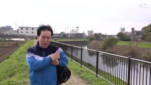 中景 · 行走 · 户外河边 · 蓝色运动服