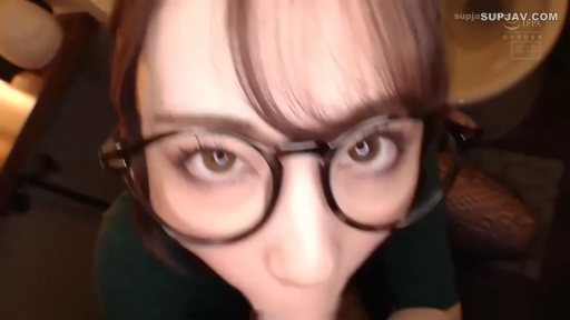 室内 · 面部 · 俯身 · 眼镜 · 专注 · 第一视角 · 上衣 · 模拟性行为