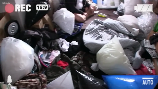 坐姿 · 全景 · 便装 · 坐着 · 凌乱室内 · 塑料袋