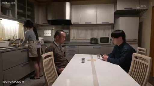 餐桌 · 远景 · 厨房 · 围裙 · 做家务 · 站坐结合 · 沉闷 · 剧情截图