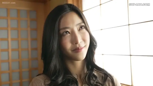 脸部特写 · 和室 · 针织衫