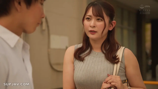 交谈 · 严肃 · 面部 · 站姿 · 剧情 · 室外 · 无袖上衣 · 单肩包