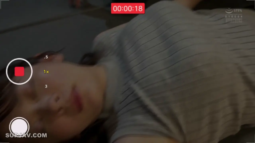 室内 · 面部 · 平静 · 目を閉じて · 仰臥 · 薄暗 · グレー ニットセーター · 录像界面