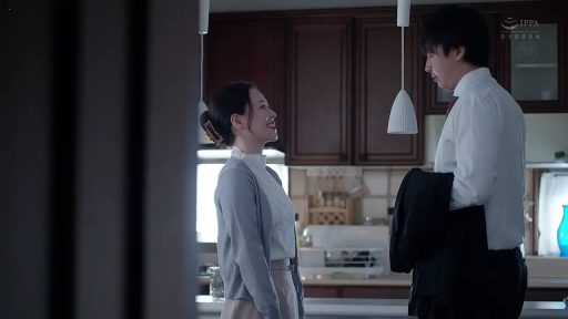 交谈 · 中景 · 微笑 · 灰色針織衫 · 厨房 · 吊灯 · 居家生活 · 站立对视