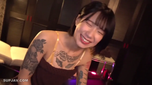 昏暗的房间 · 坐姿 · 自然 · 酒杯 · 交流 · 吊带衫 · 纹身 · 半身像