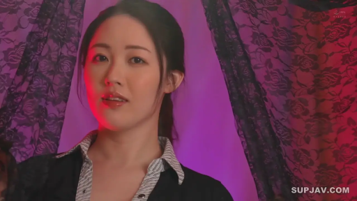 室内 · 脸部特写 · 站立 · 平静 · 条纹衬衫 · 凝视 · 水印 · 蕾丝窗帘