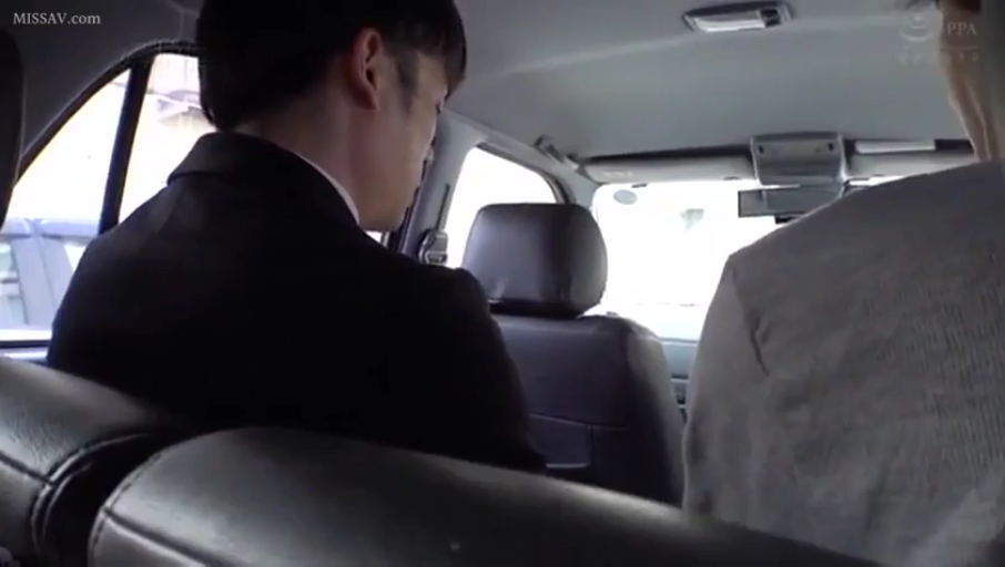 坐姿 · 平静 · 乘车 · 车内 · 西装 · 汽车