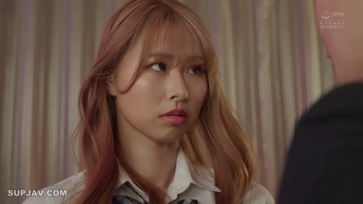 室內 · 嚴肅 · 校服 · 臉部特寫 · 站立 · 注視 · 女高中生