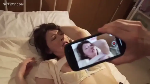 脸部特写 · 卧室 · 迷离 · 仰卧 · 手机 · 内衣 · 拍摄 · 自拍视角