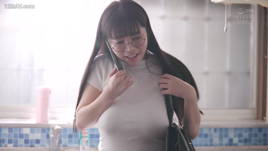 眼镜 · 站立 · 巨乳 · 微笑 · 半身 · 厨房 · 打电话 · 白色短袖T恤