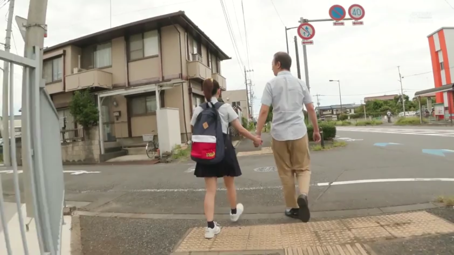 室内 · 坐姿 · 面部 · 平静 · 注视 · 高领毛衣 · 肖像