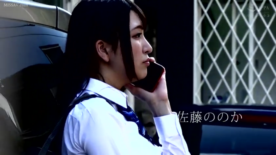 嚴肅 · 站立 · 制服 · 手机 · 户外 · 打電話 · 侧脸特写 · 日本