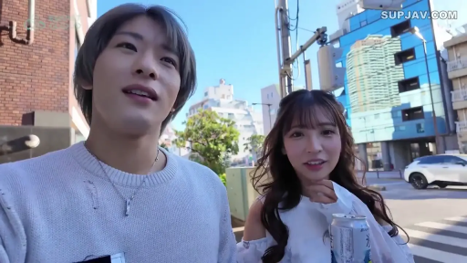 站立 · 微笑 · 针织衫 · 街道 · 谈话 · 上半身 · 易拉罐