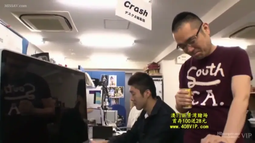 交谈 · 严肃 · 办公室 · 电脑 · 休闲装 · 男性 · 坐立