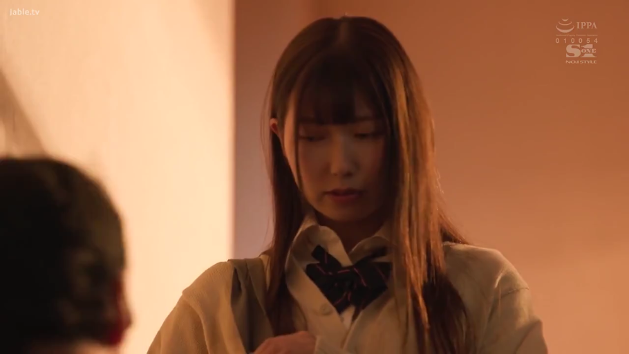 室内 · 面无表情 · 上半身特写 · 条纹领结 · 光线柔和