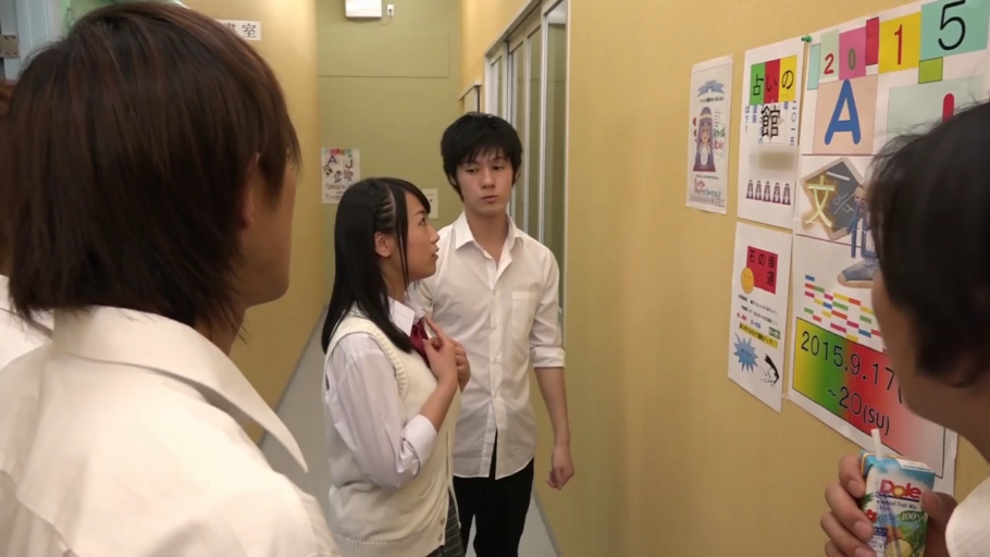 校服 · 站立 · 中景 · 自然 · 剧情 · 走廊 · 交流 · 海报