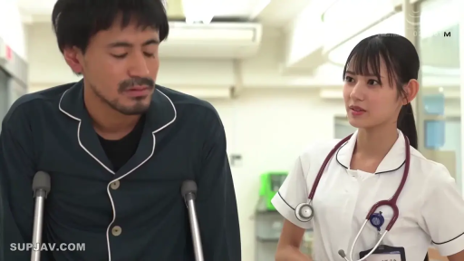 诊室 · 深色睡衣 · 医护题材 · 拄拐 · 上半身 · 忧虑 · 腋下拐 · 医患交流